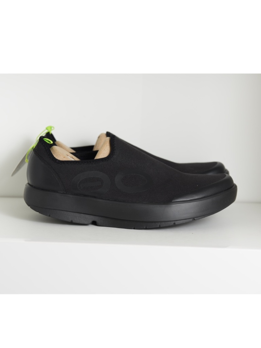 $149 Oofos Mens Oomg eeZee Low Black Comfort Recovery Slip On Shoes US 11 - Picture 3 of 7